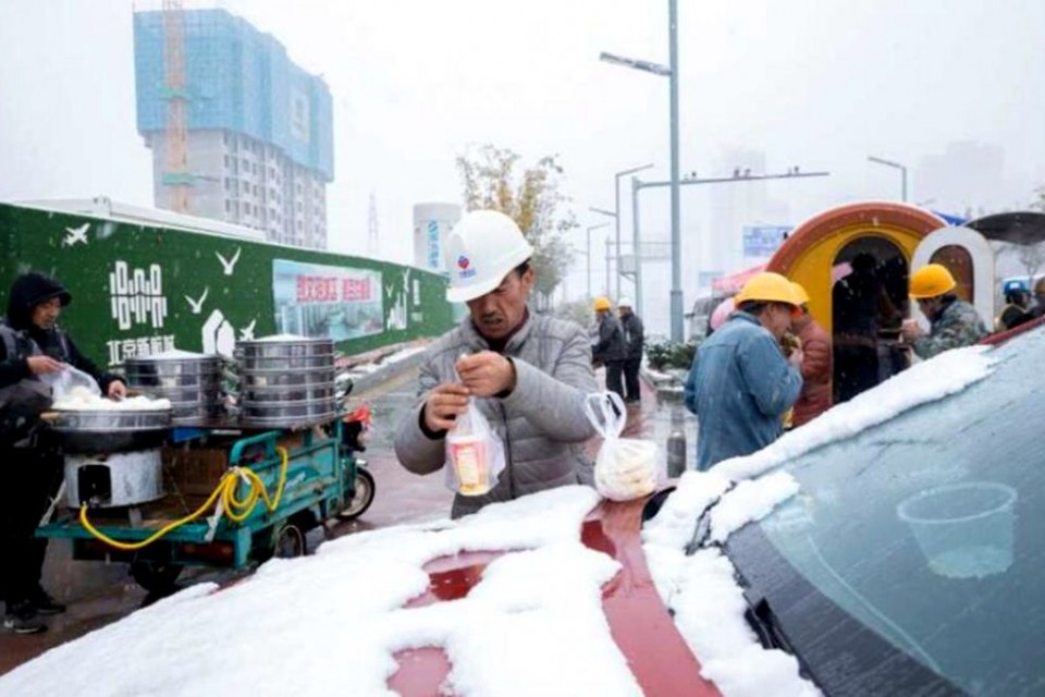 農(nóng)民工的雪中午餐