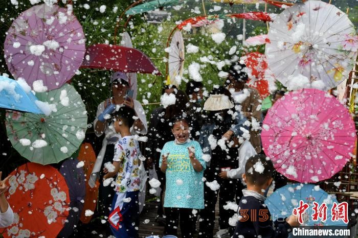 小朋友歡樂玩人造雪。 王東明 攝