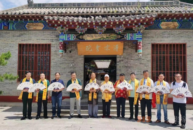 “大美五臺山 翰墨中華情”書畫展暨中國文化進萬家藝術(shù)團走進五臺山采風(fēng)筆會在五臺山清涼寺舉行