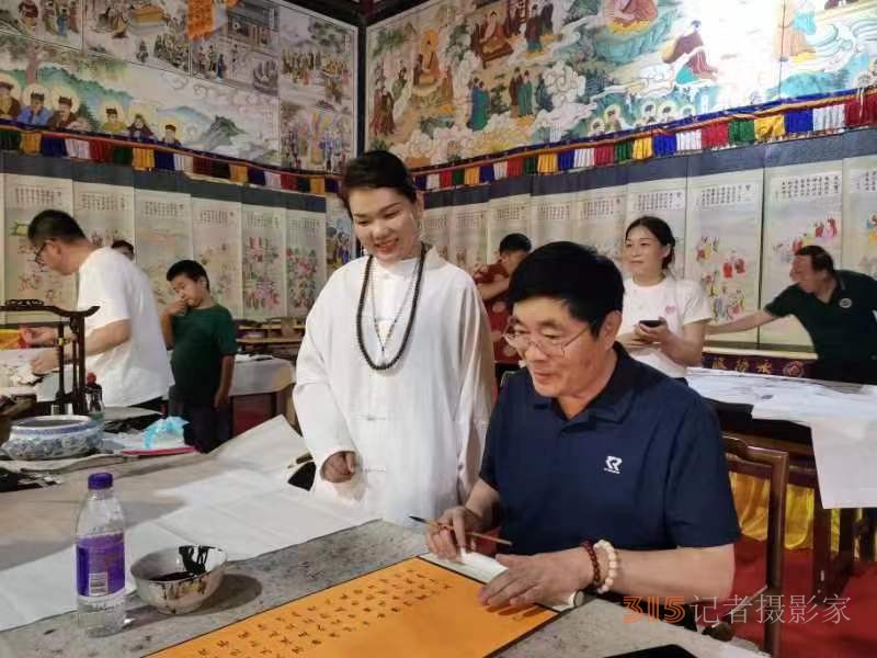 “大美五臺山 翰墨中華情”書畫展暨中國文化進萬家藝術(shù)團走進五臺山采風(fēng)筆會在五臺山清涼寺舉行