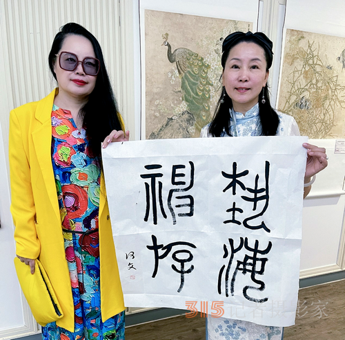 畫(huà)家何文應(yīng)邀參加中國(guó)書(shū)畫(huà)名家世界巡回展“新加坡展”