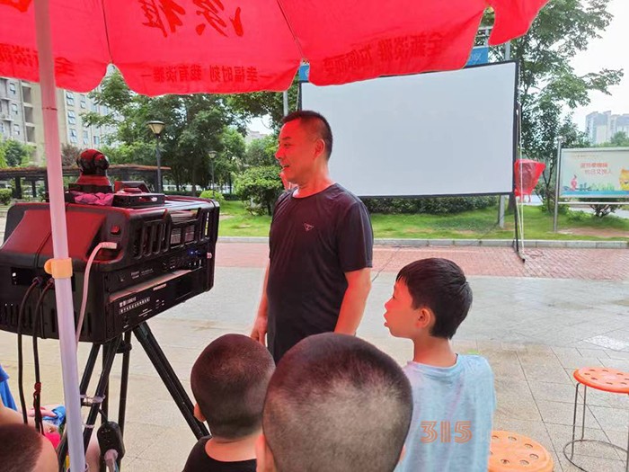 蔡圣友正在放映電影。鄭雨潔攝