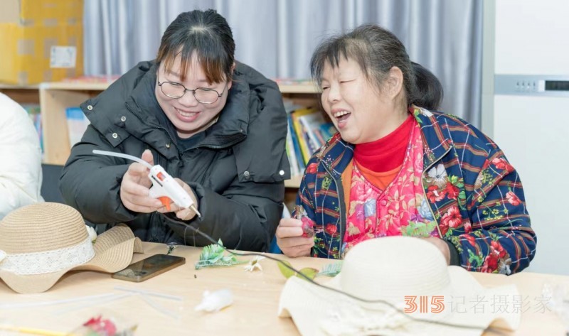 余姚匯翠社區(qū)開展“相約三八”創(chuàng)意編織花藝草帽活動