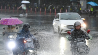 東南沿海等地有分散性強(qiáng)降水 四川重慶等地持續(xù)高溫天氣